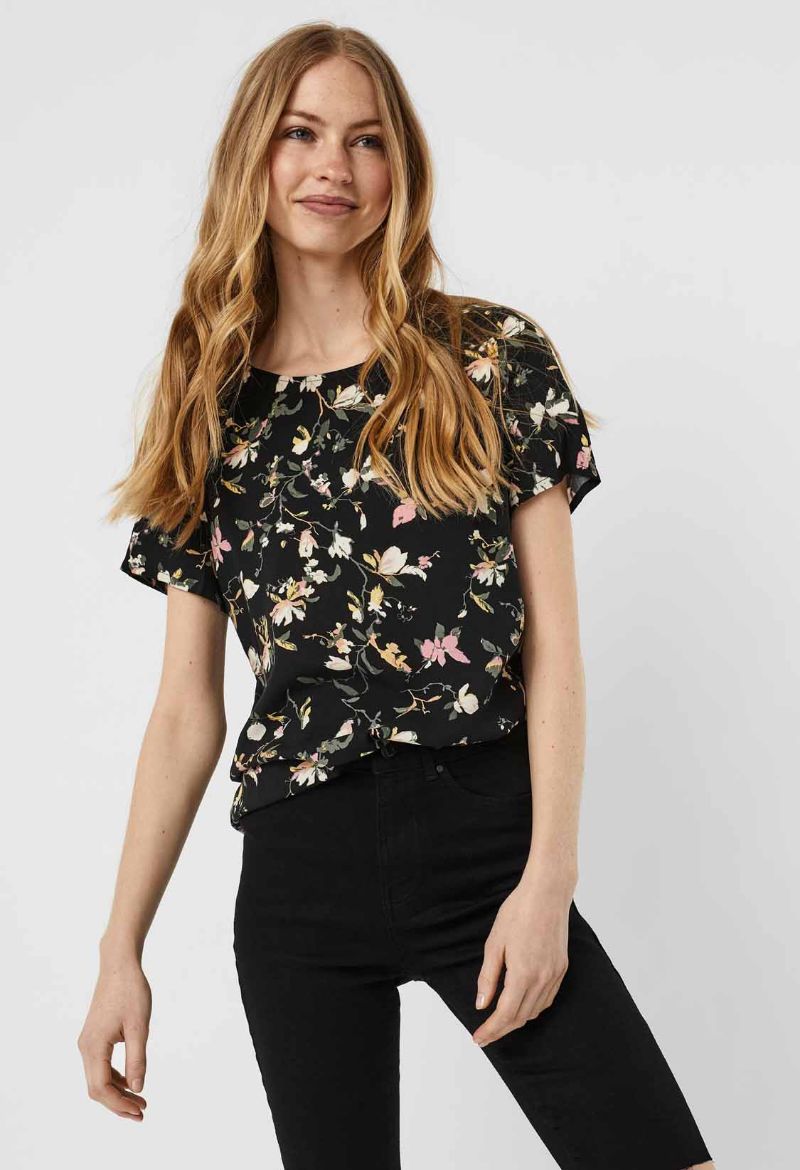 Image de Vero Moda Tall Easy Top Manches Courtes, noir millefleur