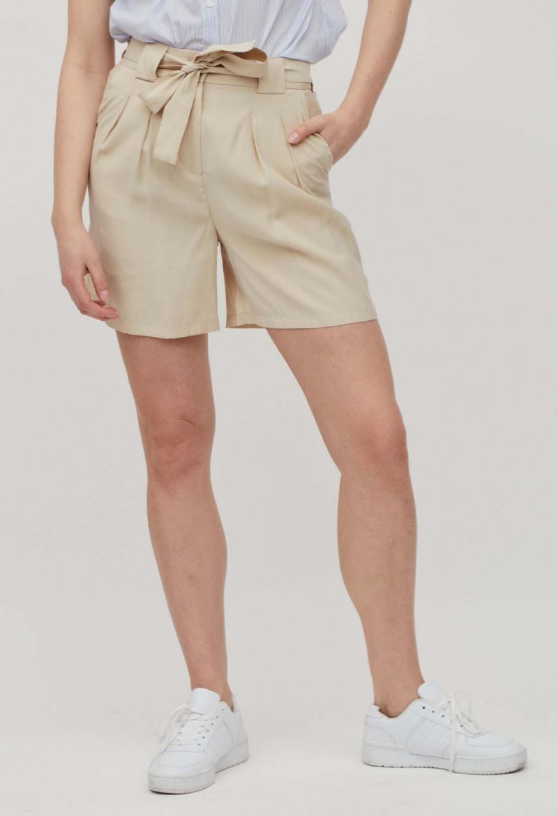Bild von VILA Vero Moda Tall Paulina Shorts mit Bindegürtel, beige