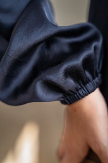 Image de Tall Femme Chemisier « Cess » en satin brillant légèrement froissé